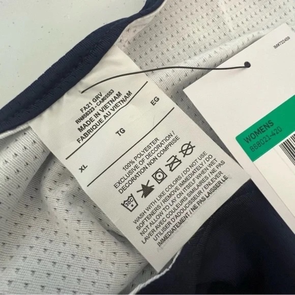 Nike XL Reversible Active Tank - Picture 5 of 5